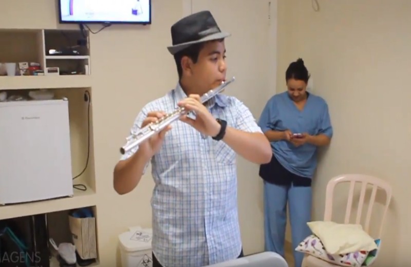 Imagem Ilustrando a Notícia: Flautista toca para aliviar dor de pacientes