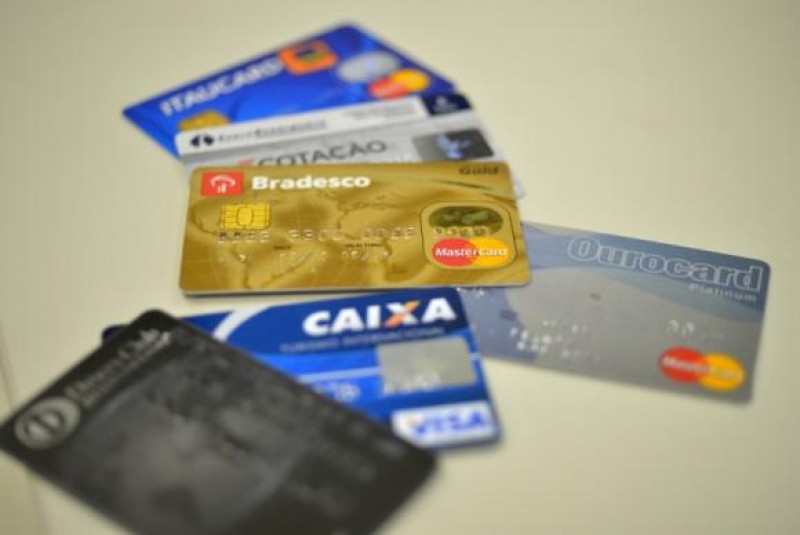 Imagem Ilustrando a Notícia: BC limita a tarifa de uso do cartão de débito para reduzir custos