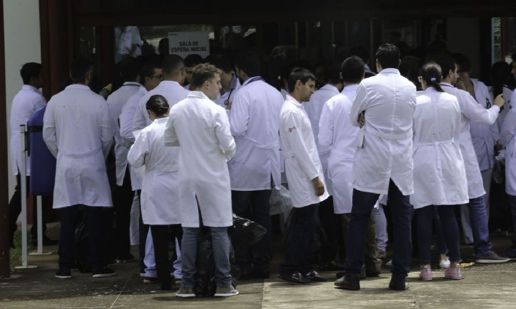 Imagem Ilustrando a Notícia: Médicos formados fora do Brasil têm 1ª fase do Revalida neste domingo