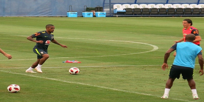 Imagem Ilustrando a Notícia: Douglas Costa volta a treinar com a Seleção Brasileira