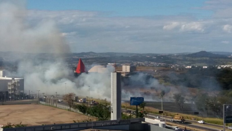 Imagem Ilustrando a Notícia: Fumaça invade pista na BR 153, próximo ao Centro Cultural Oscar Nyemeyer
