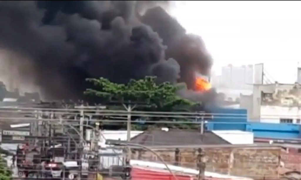 Imagem Ilustrando a Notícia: Incêndio atinge um Centro Comercial de Campinas, neste sábado (18), em Goiânia