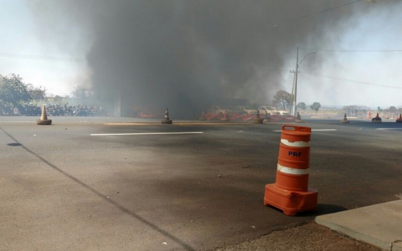 Imagem Ilustrando a Notícia: Incêndio destrói 9 veículos em pátio da Polícia Rodoviária Federal