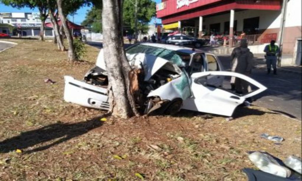 Imagem Ilustrando a Notícia: Dois morrem em colisão de carro contra árvore, em Goiânia