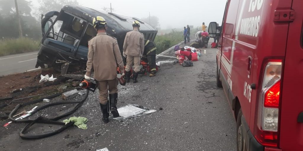 Imagem Ilustrando a Notícia: Ônibus tomba na GO-080 e deixa 14 pessoas feridas