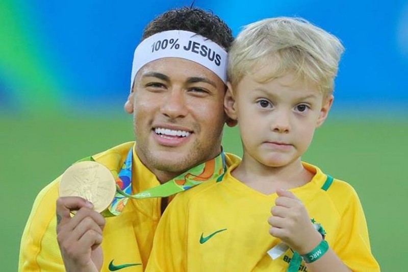 Imagem Ilustrando a Notícia: Neymar chora com homenagem  do filho, Davi Lucca, em aniversário