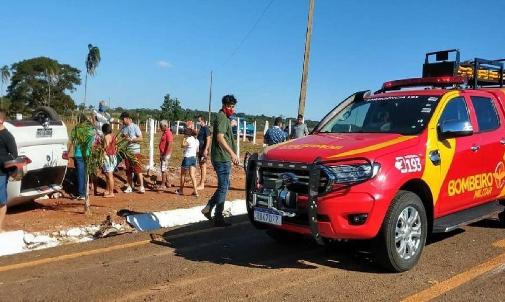 Imagem Ilustrando a Notícia: Colisão e capotamento de carros deixam oito vítimas em Avelinópolis