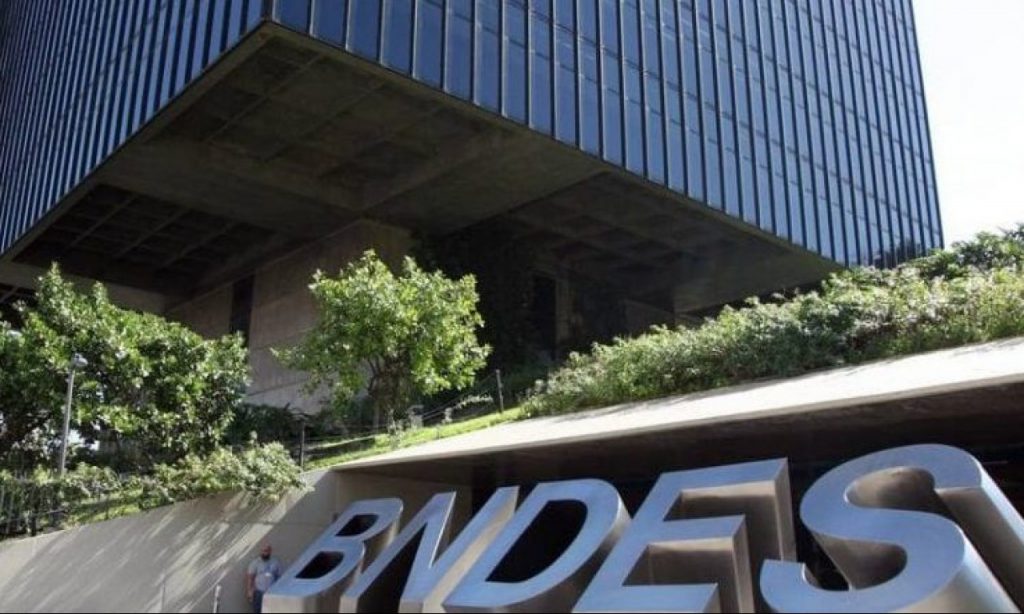 Imagem Ilustrando a Notícia: BNDES suspende cobrança de dívidas de Estados e municípios até o fim do ano