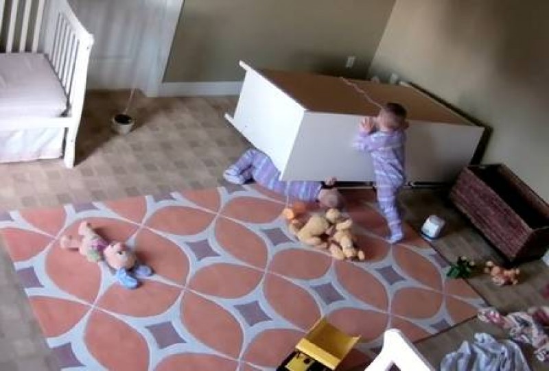 Imagem Ilustrando a Notícia: Bebê de dois anos salva irmãozinho preso debaixo de cômoda; assista