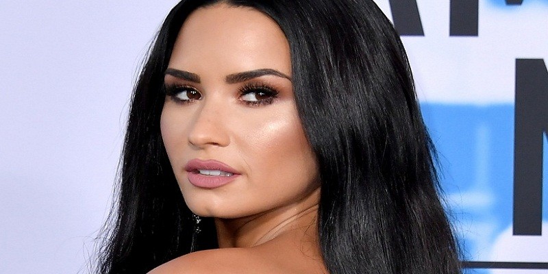 Imagem Ilustrando a Notícia: Demi Lovato está acordada após sofrer overdose em Los Angeles