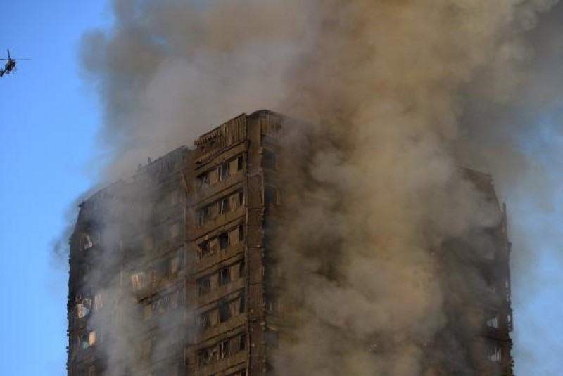 Imagem Ilustrando a Notícia: Número de mortos chega á 12 em incêndio em prédio residencial em Londres