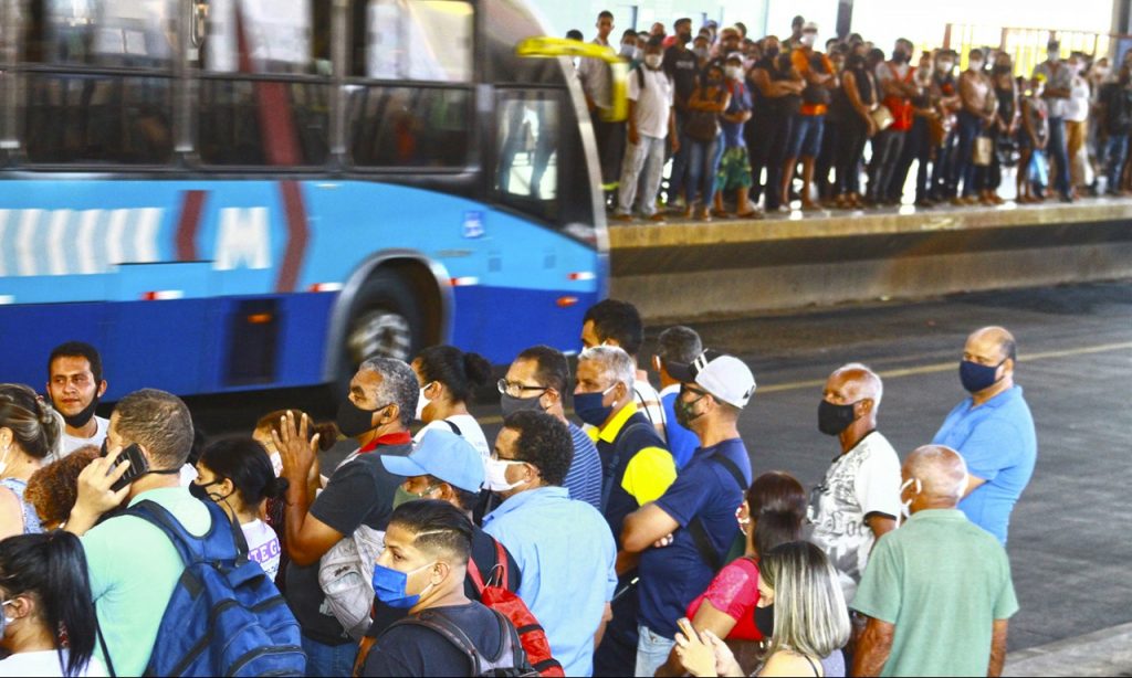 Imagem Ilustrando a Notícia: Usuários de ônibus denunciam que continuam viajando sem higienização
