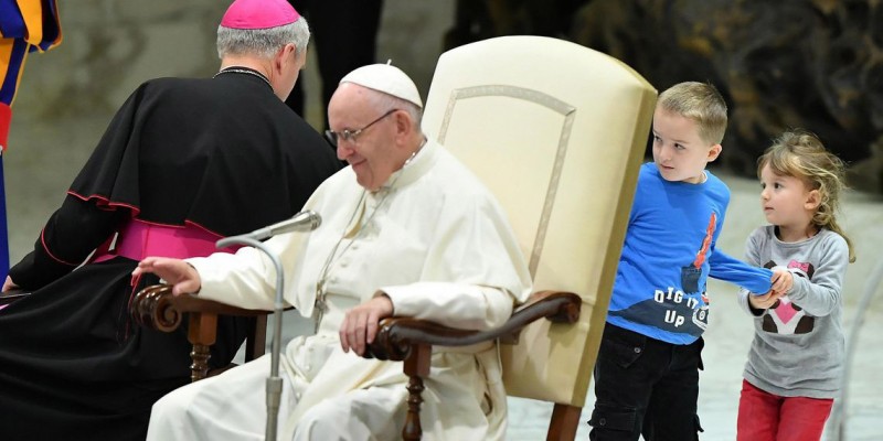 Imagem Ilustrando a Notícia: Menino argentino sobe no palco durante audiência geral do papa