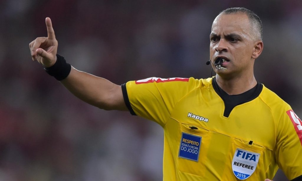 Imagem Ilustrando a Notícia: FGF anuncia arbitragem para quartas de final do Goianão; Wilton Sampaio apita Jaraguá e Vila