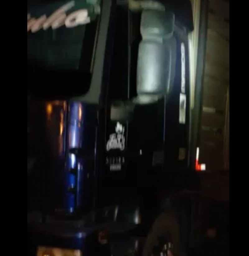 Imagem Ilustrando a Notícia: Caminhão boiadeiro roubado em Minas Gerais é recuperado no Estado
