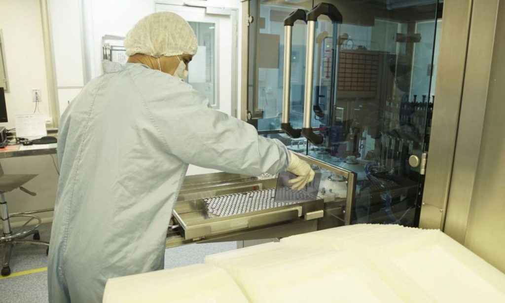 Imagem Ilustrando a Notícia: Fiocruz envasa o primeiro lote de IFA da vacina contra a covid-19