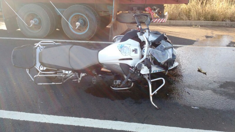 Imagem Ilustrando a Notícia: Casal morre após motocicleta colidir com caminhão na BR 060
