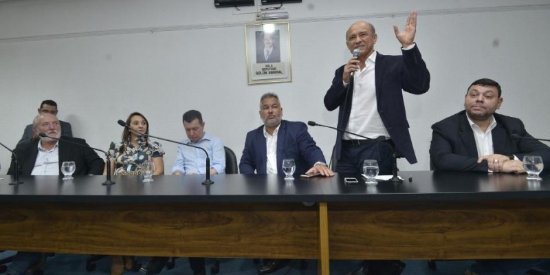 Imagem Ilustrando a Notícia: Lívio é lançado a vice na chapa de Ronaldo Caiado
