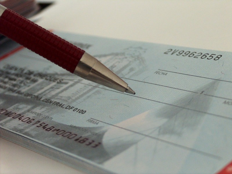 Imagem Ilustrando a Notícia: Número de cheques devolvidos é o menor em 12 meses
