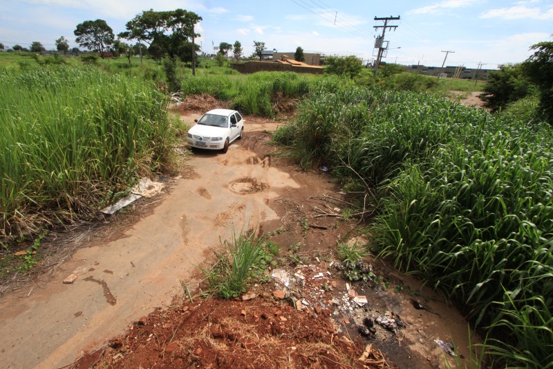 Imagem Ilustrando a Notícia: Mato alto e lixo invadem região do Córrego Caveirinha