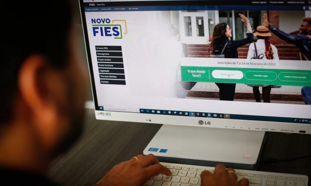 Imagem Ilustrando a Notícia: Bolsonaro sanciona lei que suspende pagamento de parcelas do Fies