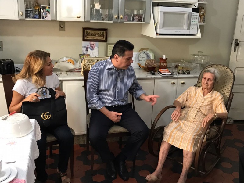 Imagem Ilustrando a Notícia: Em Cuiabá, Marconi visita mãe de ex-governador Dante de Oliveira