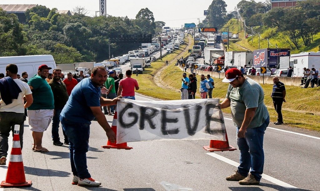 Imagem Ilustrando a Notícia: Caminhoneiros autônomos pedem auxílio de R$ 2 mil a Bolsonaro