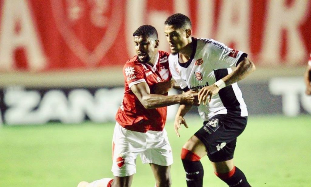 Imagem Ilustrando a Notícia: Vila Nova acerta contratação por empréstimo de lateral-esquerdo Willian Formiga