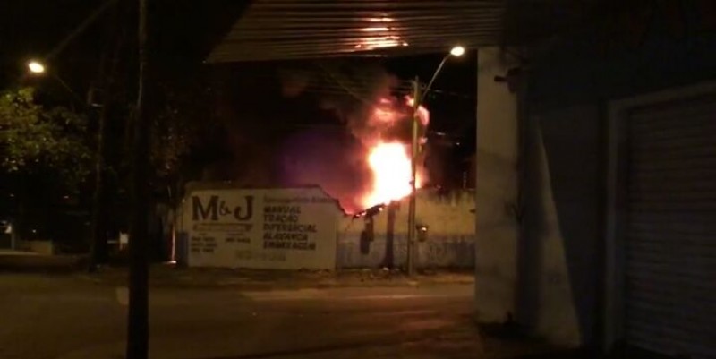 Imagem Ilustrando a Notícia: Oficina mecânica pega fogo durante a madrugada desta quinta-feira, na Vila Mauá
