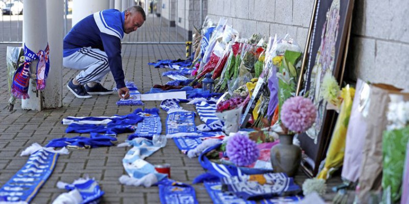 Imagem Ilustrando a Notícia: Após acidente, torcedores vão ao estádio do Leicester