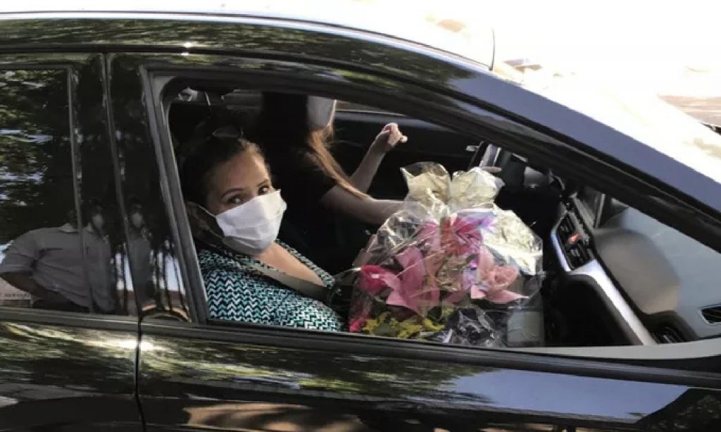 Imagem Ilustrando a Notícia: Mãe do cantor Cauan recebe alta médica após se curar da Covid-19