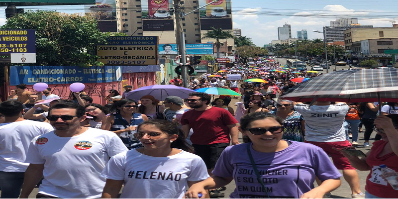 Imagem Ilustrando a Notícia: Manifestação reúne homens e mulheres contra Jair Bolsonaro