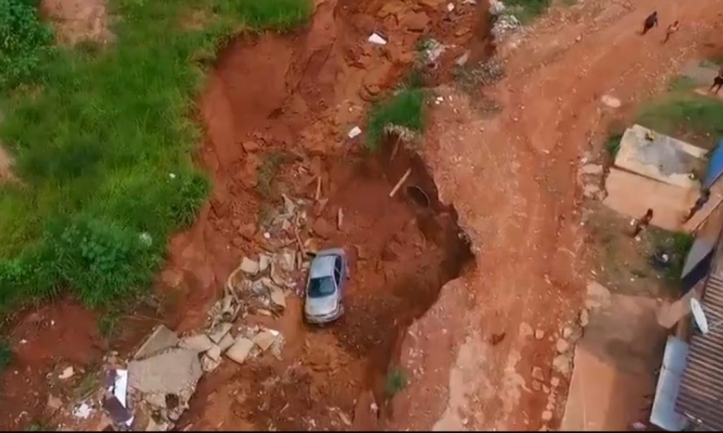 Imagem Ilustrando a Notícia: Homem perde o controle do carro e cai em erosão gigante em Aparecida de Goiânia