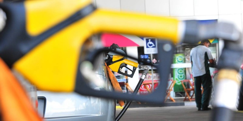 Imagem Ilustrando a Notícia: Preço do diesel e da gasolina tem nova redução neste sábado