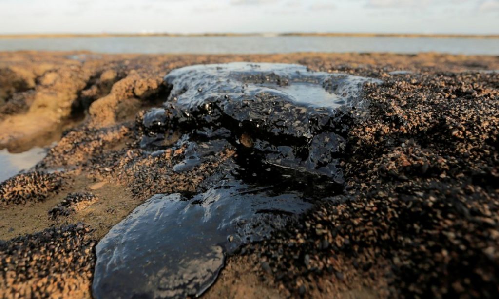 Imagem Ilustrando a Notícia: Bolsonaro acredita que situação do óleo no Nordeste deve piorar