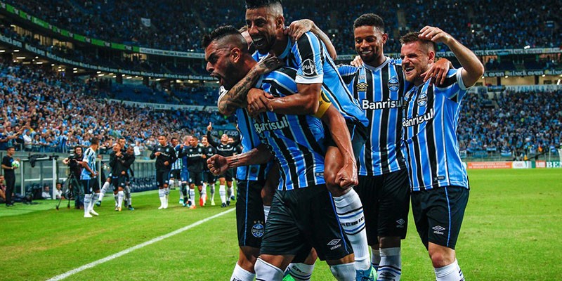 Imagem Ilustrando a Notícia: Grêmio vence Santos de goleada e dá salto no Brasileirão