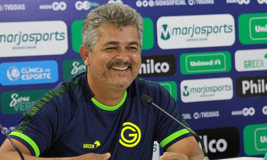 Imagem Ilustrando a Notícia: Ney Franco confirma time reserva contra o Goianésia e quer rodar elenco no Goianão