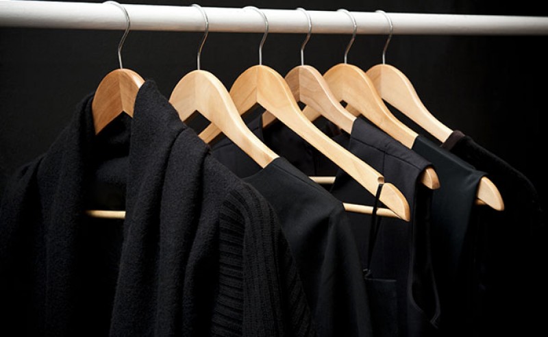 Imagem Ilustrando a Notícia: 7 peças pretas infalíveis que não podem faltar no guarda-roupa feminino