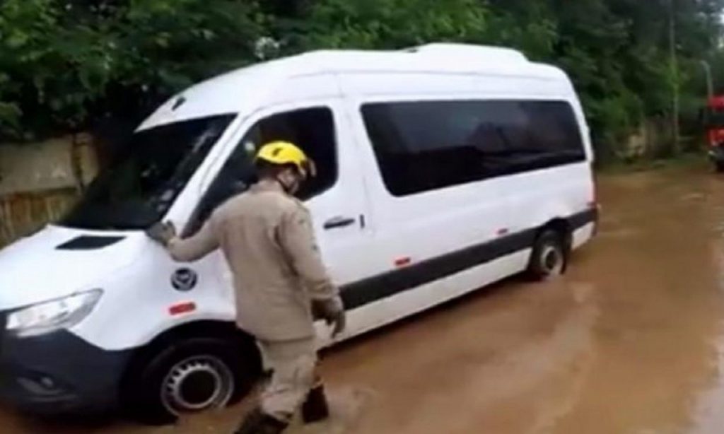 Imagem Ilustrando a Notícia: Van da prefeitura  fica ilhada durante alagamento em Goiânia