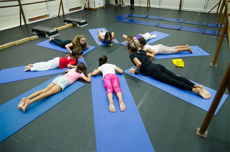 Imagem Ilustrando a Notícia: Yoga colabora no desenvolvimento das crianças