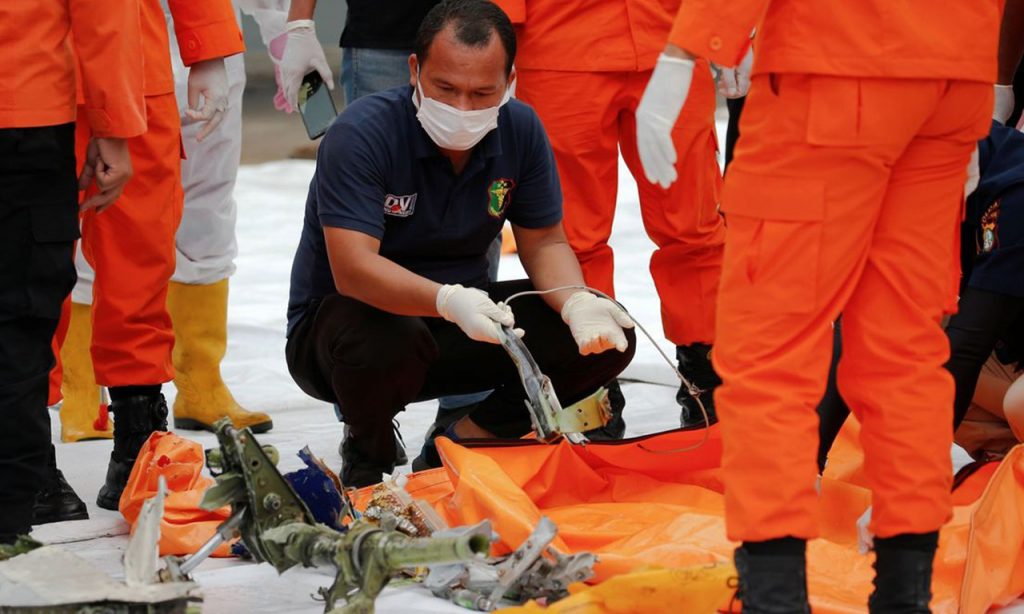 Imagem Ilustrando a Notícia: Corpos e destroços do boeing 737 que caiu na Indonésia são encontrados