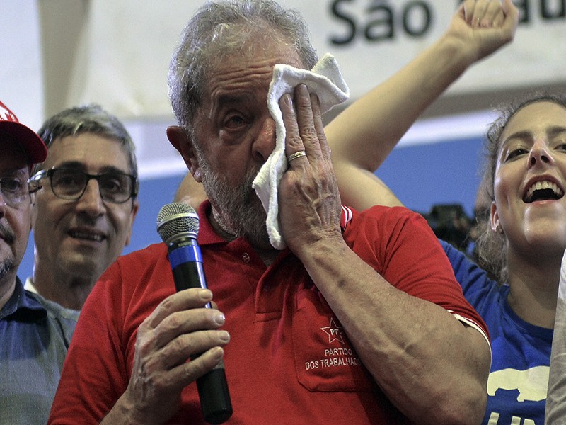 Imagem Ilustrando a Notícia: PT cogitou resistir à prisão e Lula fica visivelmente abatido