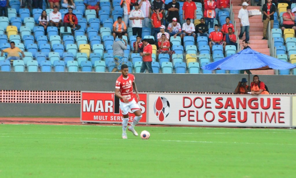 Imagem Ilustrando a Notícia: Brunão, do Vila Nova, se transfere para o futebol português