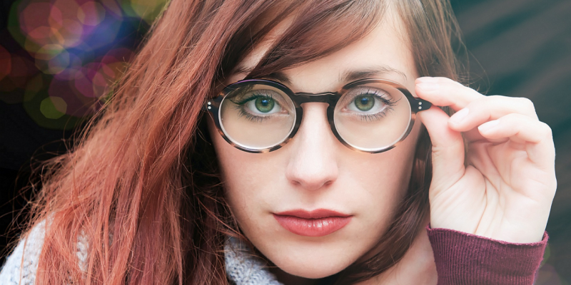 Imagem Ilustrando a Notícia: Especialista dá dicas de maquiagem para quem usa óculos de grau