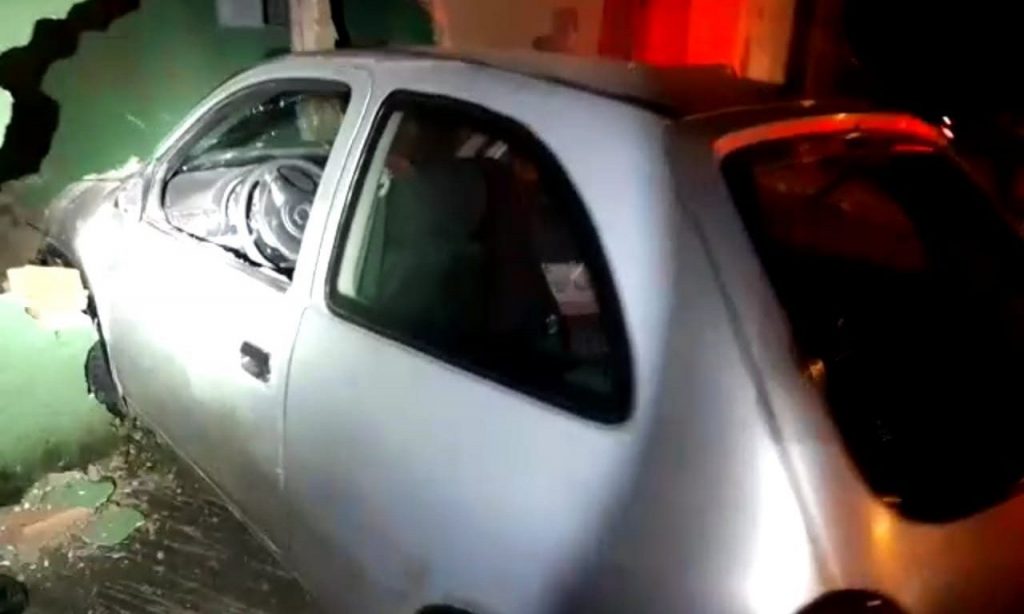 Imagem Ilustrando a Notícia: Casal abandona filhos em carro após batida em muro de casa, em Anápolis