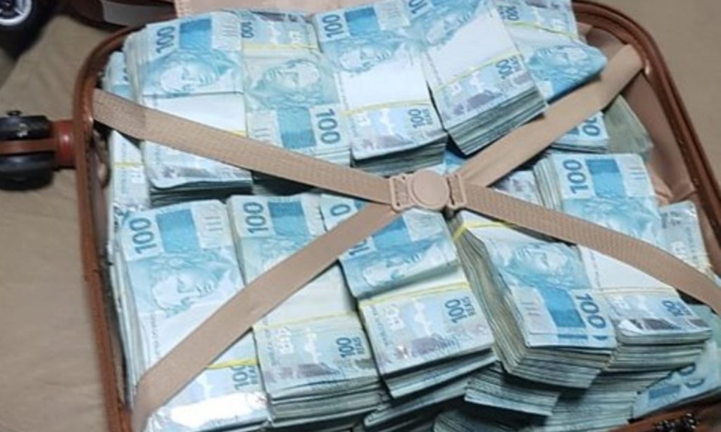 Imagem Ilustrando a Notícia: Polícia Federal apreende mala com R$ 800 mil durante operação em Goiás