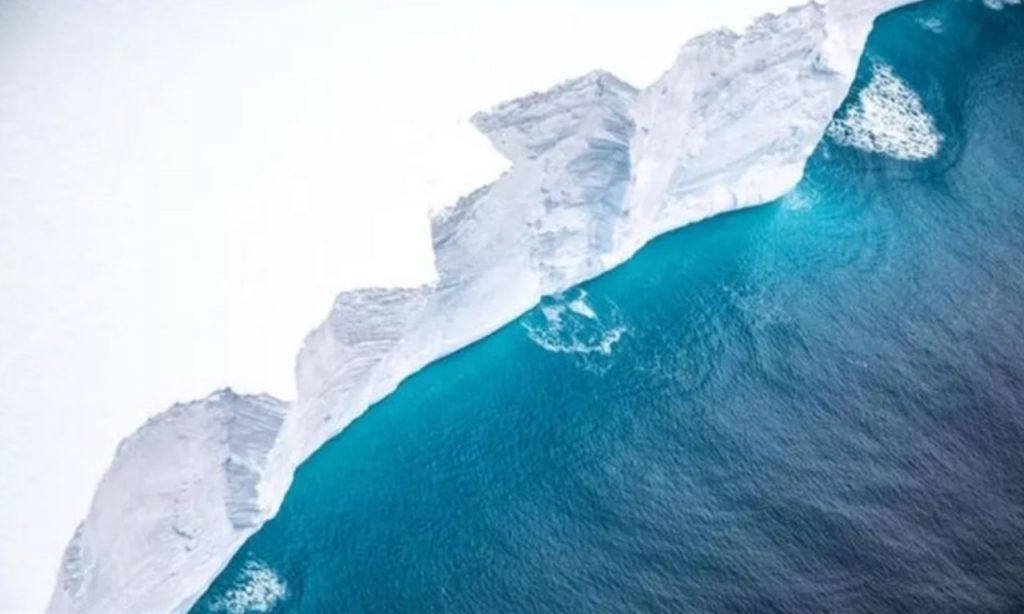 Imagem Ilustrando a Notícia: Voo militar atualiza registro do maior iceberg do mundo