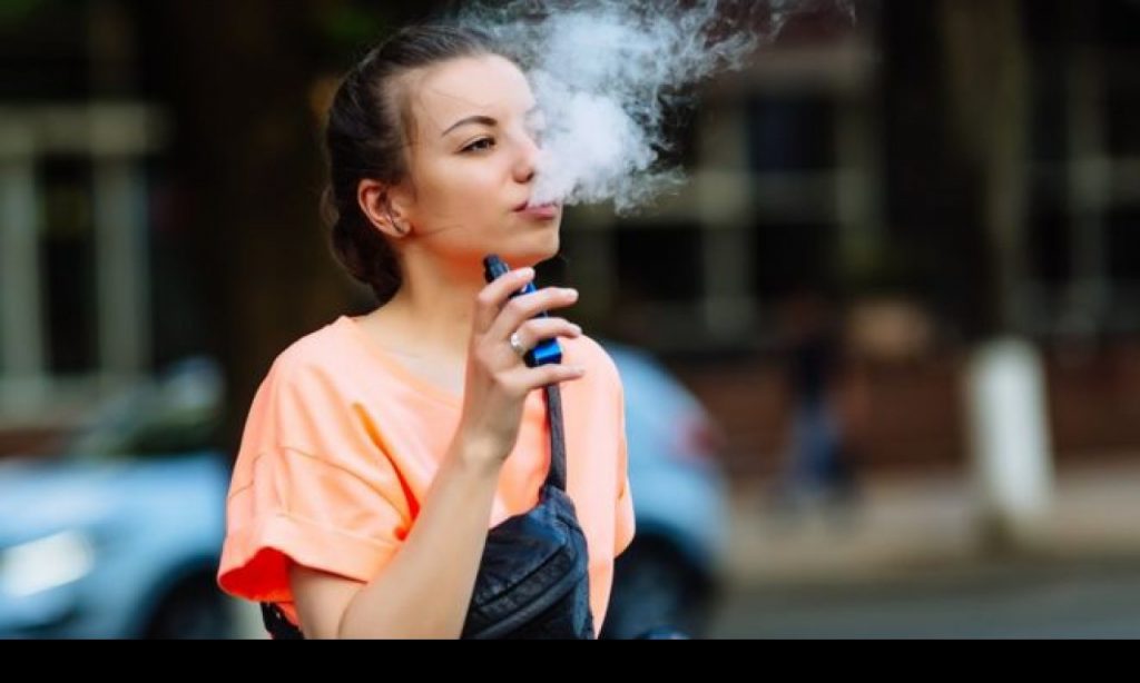 Imagem Ilustrando a Notícia: Cigarro eletrônico pode estar causando pneumonias