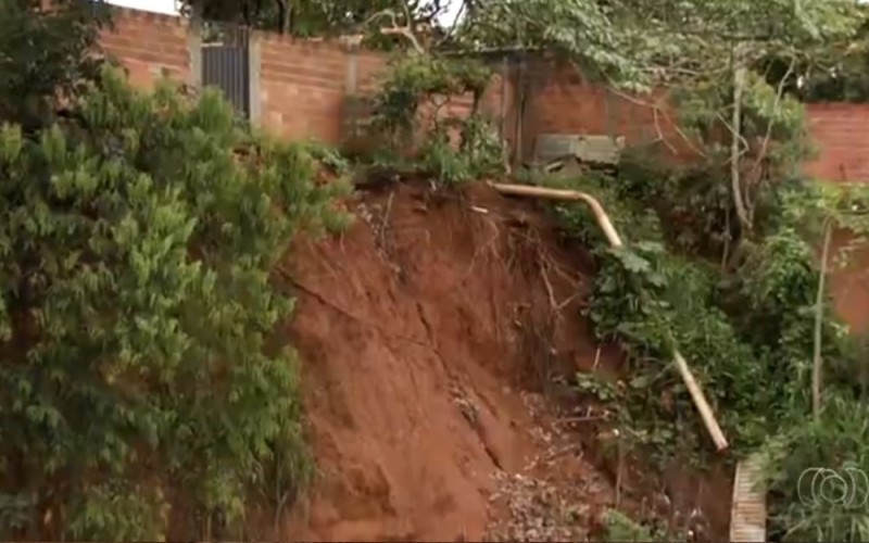 Imagem Ilustrando a Notícia: Cratera no Conjunto Vera Cruz ameaça casas e assusta moradores vizinhos