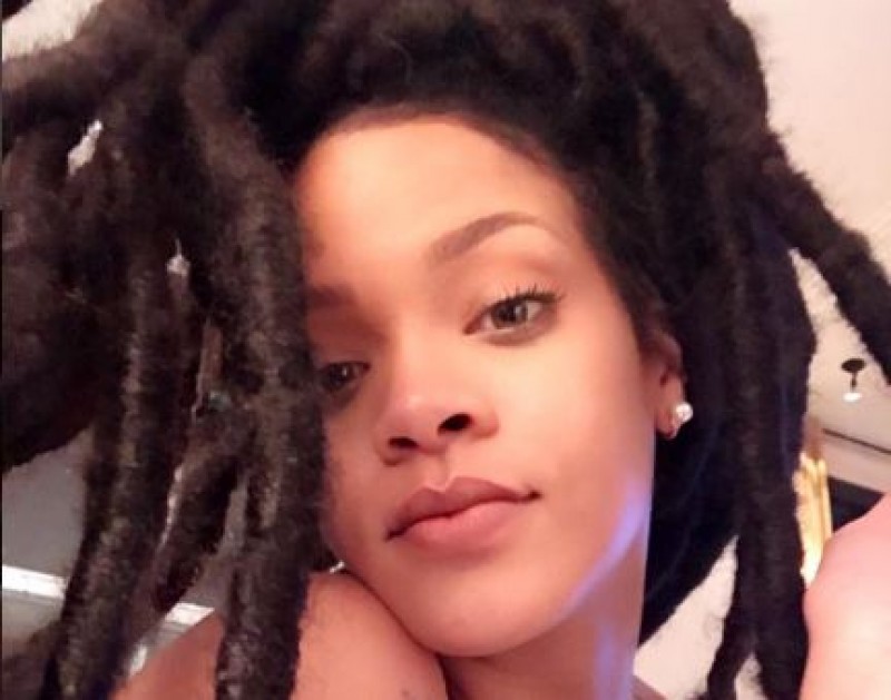 Imagem Ilustrando a Notícia: Rihanna radicaliza no visual e adota dreads